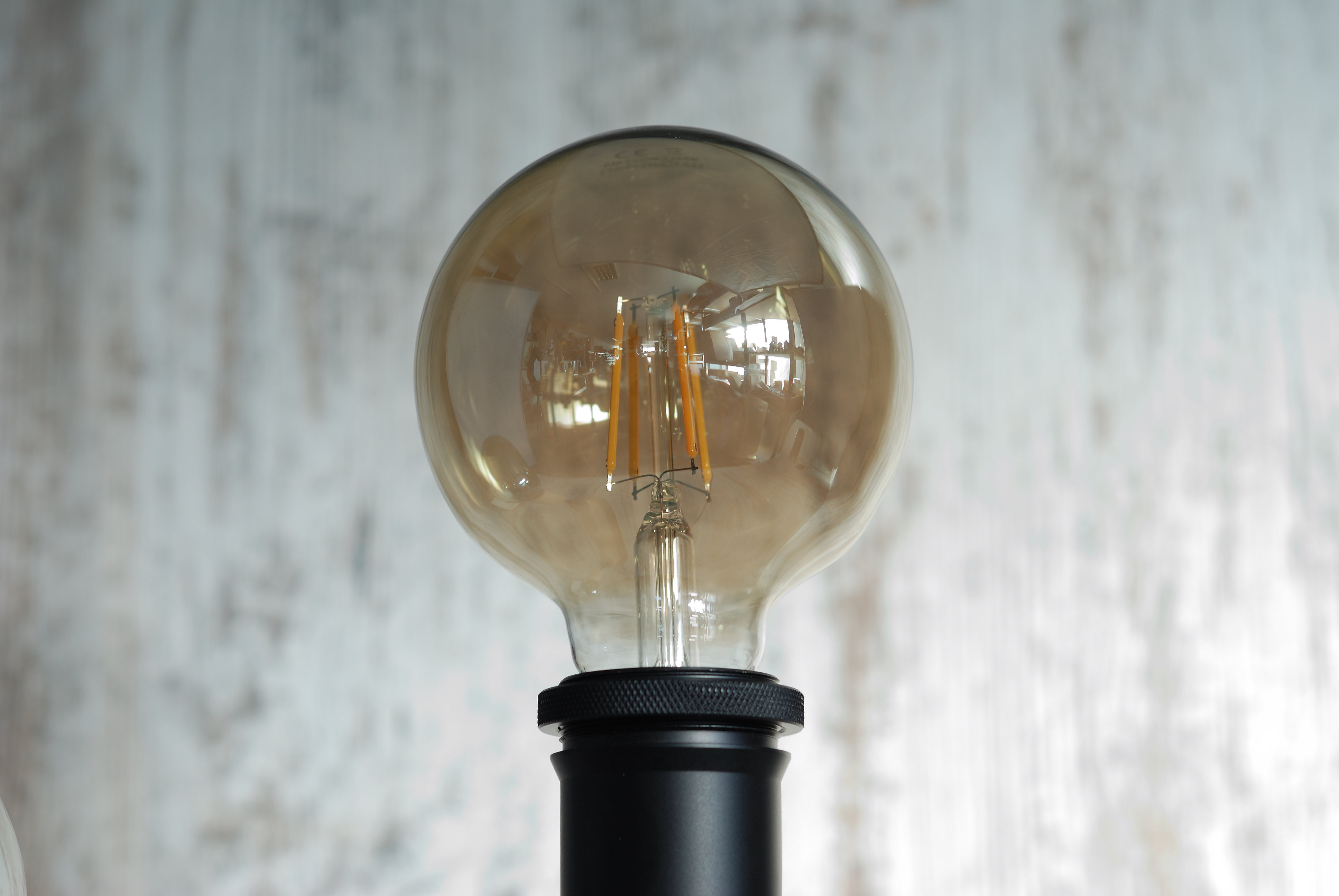 duża czarna żarówka LED Edison